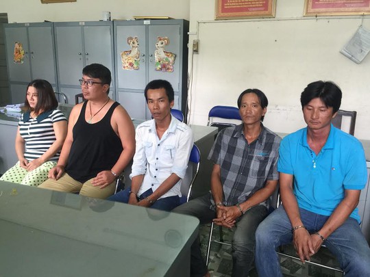 
Vợ chồng Nguyệt (bìa trái) cùng 3 đồng phạm tại cơ quan Công an TP HCM.
