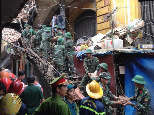 
Lực lượng cứu hộ tiến hành tìm kiếm, giải cứu các nạn nhân bị mắc kẹt trong căn nhà sập - Ảnh: Nguyễn Hưởng
