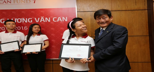 Ông Nguyễn Tiến Đạt, Phó Giám đốc Sở GD- ĐT TP HCM, trao học bổng cho Nguyễn Vũ Huyền Trâm - sinh viên Trường ĐH Sư phạm Kỹ thuật TP
