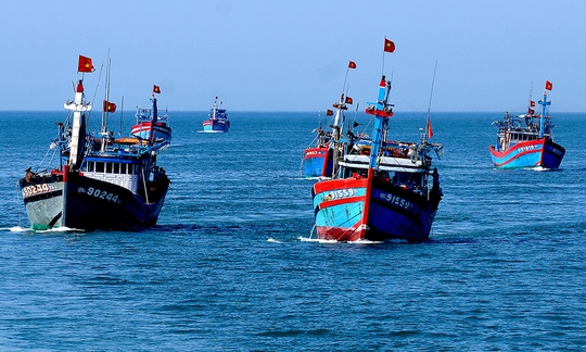 
Đội tàu cá Lý Sơn vừa làm kinh tế vừa giữ gìn an ninh biển đảo. Ảnh: Lý Ái
