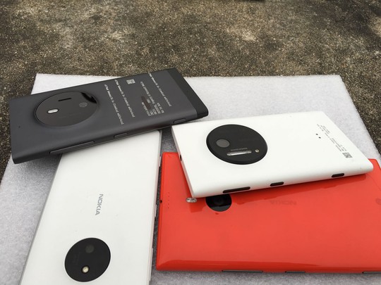 
McLaren bên cạnh các thành viên gia đình Lumia (gồm Lumia 1020, 830 và 1520)
