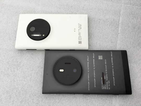 
Mặt sau McLaren (màu đen) khá giống chiếc Lumia 1020 với cụm camera chính khá lớn.
