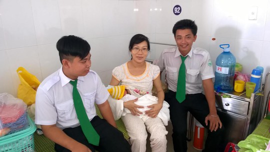 Hai tài xế cùng sản phụ tại bệnh viện. Ảnh: Quỳnh Lam