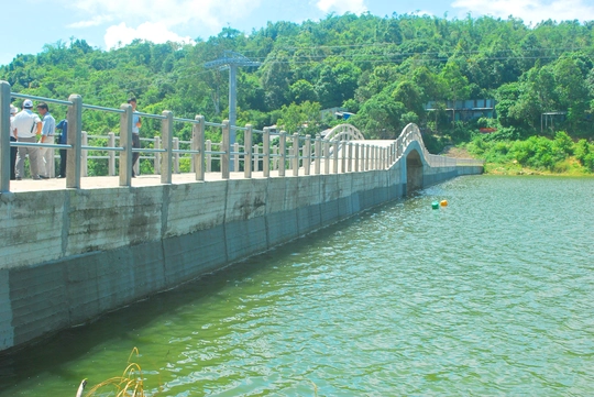 Hồ nước Thanh Long đang tích nước đúng cao trình để vận hành thử trong vòng 24 tháng trước khi đưa vào sử dụng chính thức.