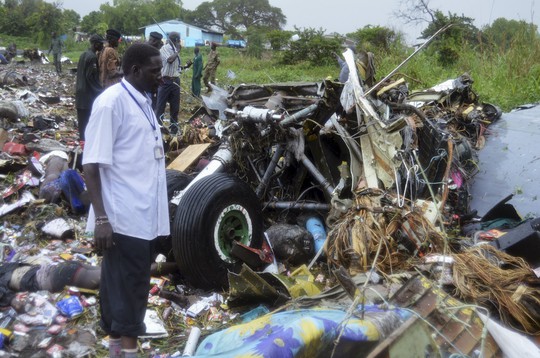 Thi thể nạn nhân và hàng hóa nằm lẫn với các mảnh vỡ máy bay. Ảnh: Reuters