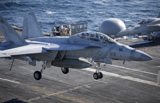 Chiến đấu cơ F-18 hạ cánh trên tàu sân bay USS Ronald Reagan. Ảnh: Reuters