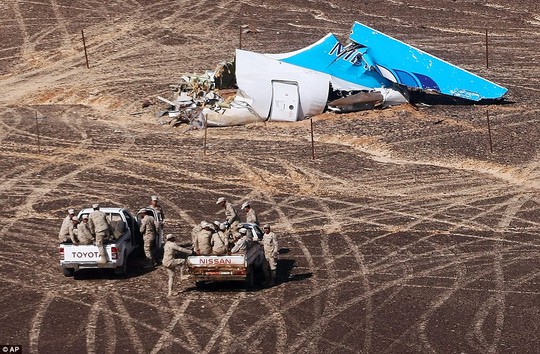 Quân đội Ai Cập tiếp cận phần đuôi máy bay bị nạn. Ảnh: AP