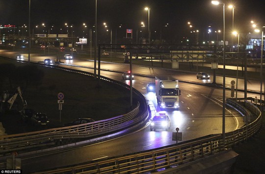 Xe tải chở thi thể nạn nhân rời sân bay Pulkovo. Ảnh: Reuters