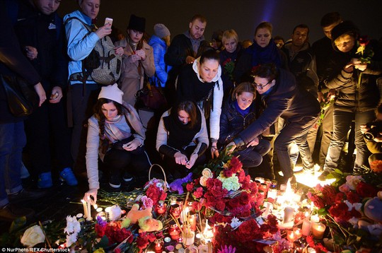 niệm các nạn nhân tại quảng trường Dvortsovaya ở TP St Petersburg - Nga. Ảnh: REX