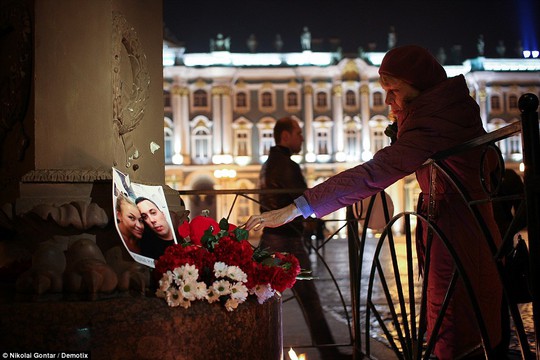 Tưởng niệm các nạn nhân tại quảng trường Dvortsovaya ở TP St Petersburg - Nga. Ảnh: Demotix