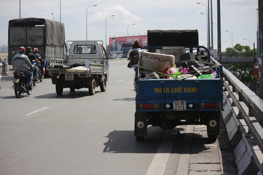 
Cầu chữ Y cũng thành chợ, trước sự bất lực của người đi đường. Theo người dân tình trạng này đã được họ phản ánh nhiều nhưng đâu vẫn đấy.

 
