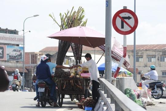 
Ngay chân cầu Chà Và là xe bán đậu phộng, mía cây. Xe từ Hải Thượng Lãn Ông lên cầu phải vào cua gấp, vì vậy, gặp xe hàng rong ngay dưới chân cầu dễ gây tai nạn giao thông.
