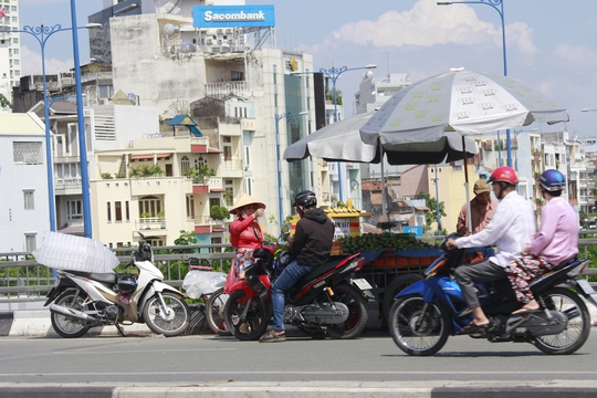 
Việc buôn bán hàng hóa phổ biến trên các cây cầu, không chỉ làm mất mỹ quan đô thị mà còn gây mất an toàn giao thông. Tình trạng này đang diễn ra đều khắp ở các cây cầu huyết mạch ra vào thành phố
