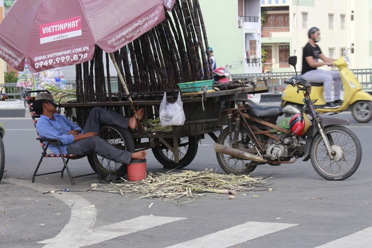 
Chưa hết, người bán hàng rong ngoài việc họp chợ trên cầu còn ngang nhiên biến cầu thành chỗ ngủ nghỉ những khi vắng khách.

 
