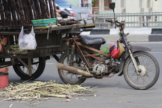 
Chủ các xe hàng rong còn vô tư xả rác
