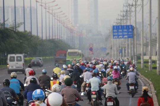 
Làn đường xe máy quá tải, gây hỗn loạn trên xa lộ Hà Nội, đoạn ngã tư Thủ Đức, hướng Võ Văn Ngân và xa lộ Hà Nội cũng ùn tắc.
