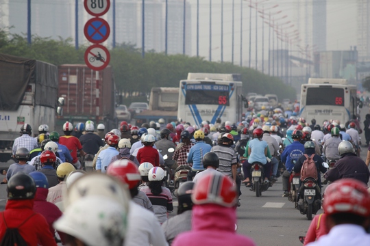 
Đến khu vực ngã tư Bình Thái tình trạng kẹt xe còn nghiêm trọng hơn. Xe buýt và ô tô di chuyển vào làn đường xe máy khiến làn đường này kẹt cứng. Trong khi đó, xe máy chạy lấn sang làn đường dành cho xe ô tô.
