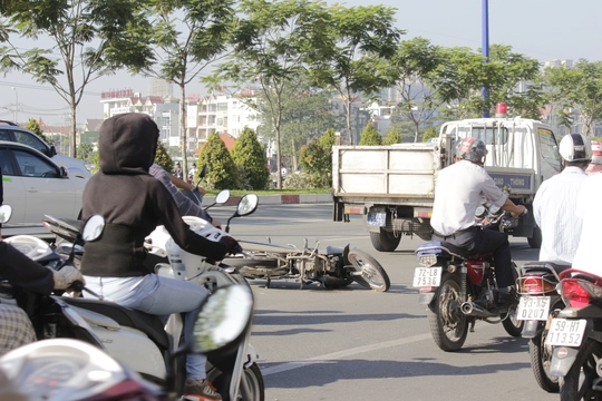 
Vụ tai nạn liên hoàn giữa các xe máy dưới chân cầu Sài Gòn phía quận 2 là nguyên nhân của vụ kẹt xe.
