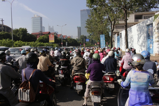 
Tình trạng kẹt xe ở Xa lộ Hà Nội khiến nhiều xe lớn đồng loạt đổ về đường Nguyễn Hữu Cảnh làm nơi này cũng kẹt cứng.
