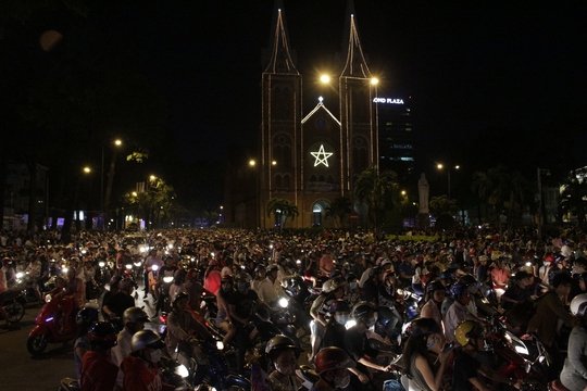 
Tối 24-12, hàng vạn người đã đổ về khu vực trung tâm thành phố tại Nhà thờ Đức Bà và phố đi bộ Nguyễn Huệ để đón Noel.
