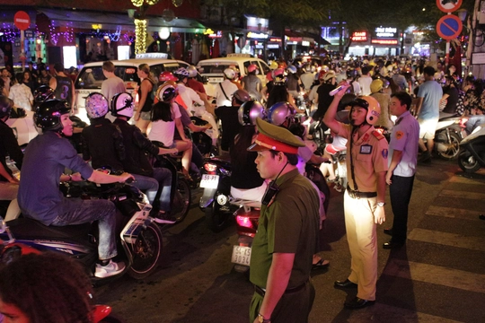 
Lượng người đi chơi Halloween quá đông đổ dồn về phố Tây Bùi Viện và phố đi bộ Nguyễn Huệ khiến nơi này chật cứng. Lực lượng cảnh sát giao thông và công an khu vực nhanh chóng điều tiết giao thông và kiểm soát an ninh.
