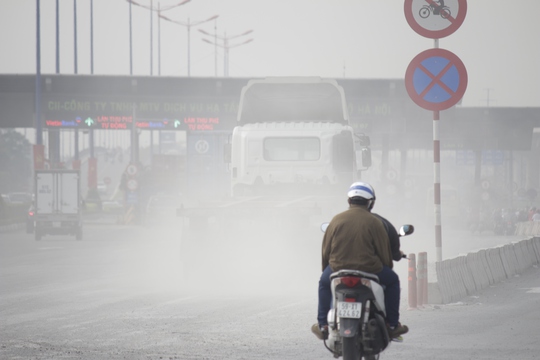 
Ngoài nguyên nhân mù khô trên diện rộng, khói bụi ô nhiễm nghiêm trọng trên Xa Lộ Hà Nộ còn chịu ảnh hưởng bởi đất đá rơi từ các xe chở vật liệu xây dựng.
