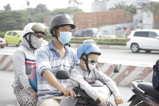 Mù khô, khói bụi ô nhiễm rất độc hại vì vậy các chuyên gia y tế khuyến cáo người dân nên trang bị đồ bảo hộ để bảo vệ sức khỏe bản thân.