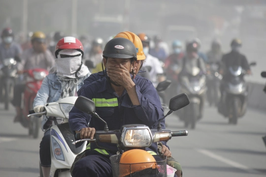 
Khói bụi mù mịt khiến người dân lưu thông phải liên tục lấy một tay che mặt mũi
