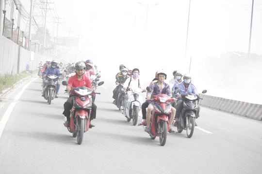 
Đoàn xe vất vả vượt qua đám mù khô. khói bụi mù mịt trên đường lên cầu Sài Gòn.
