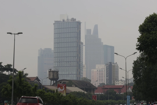 
Khu vực trung tâm thành phố cũng chìm sâu trong làn mù khô, khói bụi mù mịt.
