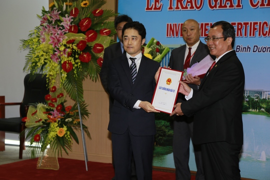 
Chủ tịch UBND tỉnh Bình Dương Trần Văn Nam (phải) trao chứng nhận đầu tư cho các DN nước ngoài
