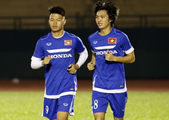 
Trong khi đó tiền vệ Tuấn Anh (phải) vẫn được HLV Miura giữ lại với hy vọng sẽ sớm bình phục chấn thương để dự VCK
