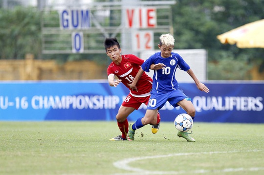 
U16 Việt Nam (áo đỏ) hoàn toàn lấn lượt trước U16 Guam

