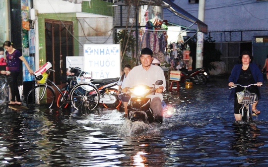 
Chiều 27-10 nước dâng lên khiến nhiều nơi ở Sài Gòn bị ngập
