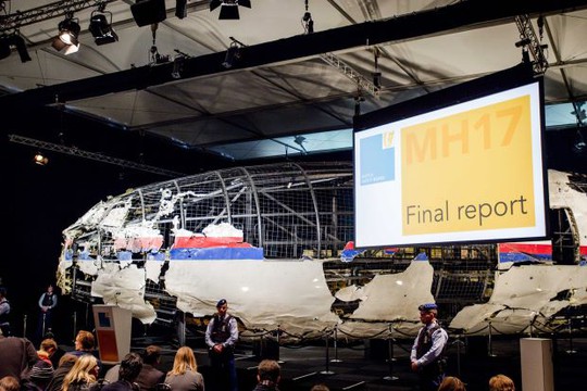 Một phần máy bay MH17 được phục dựng trong cuộc họp báo hôm 13-10 Ảnh: EPA
