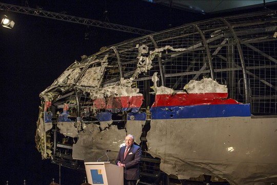 
Chủ tịch Ủy ban An toàn Hà Lan (DSB) Tjibbe Joustra công bố bản báo cáo cuối cùng

về vụ rơi máy bay MH17. Ảnh: Reuters
