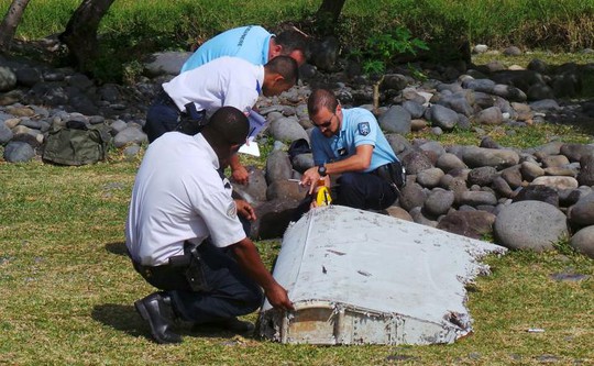 Cảnh sát Pháp kiểm tra một mảnh vỡ được tìm thấy trên một hòn đảo thuộc lãnh thổ nước này hồi tháng 7. Ảnh: Reuters