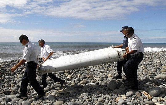 Mảnh cánh máy bay MH370 được tìm thấy trên đảo Reunion ở Ấn Độ Dương. Ảnh: EPA