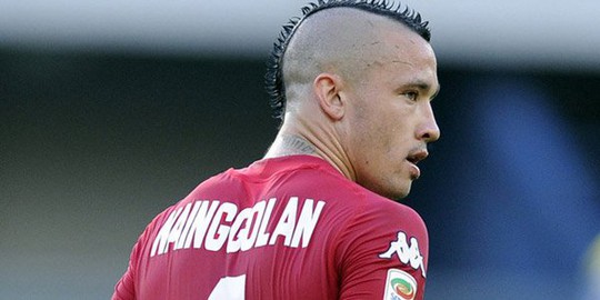 
Nainggolan với kiểu tóc quái dị
