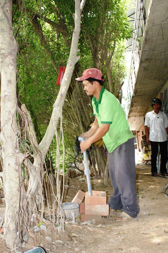 
Người dân thôn Cảnh An 1 đang thăm dò nguồn nước từ giếng khoan để canh lấy nước
