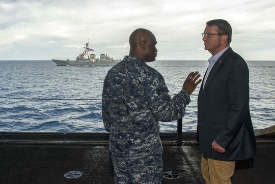 Ông Carter và chỉ huy Robert C. Francis của tàu USS Lassen. Ảnh: Reuters