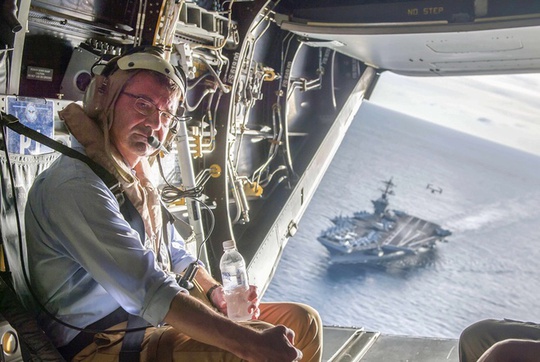 Ông Carter trên máy bay Osprey, phía xa là tàu sân bay USS Theodore Roosevelt. Ảnh: Reuters