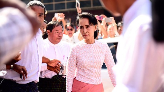 Bà Aung San Suu Kyi đến trụ sở NLD hôm 9-11-2015. Ảnh: CNA