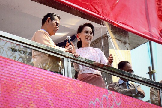 Bà Aung San Suu Kyi phát biểu trước người ủng hộ hôm 9-11. Ảnh: CNA