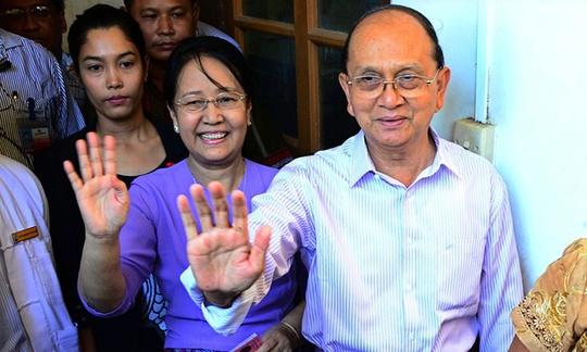 Tổng thống Myanmar Thein Sein và vợ bỏ phiếu hôm 8-11. Ảnh: EPA