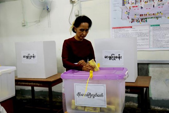 Bà Aung San Suu Kyi bỏ phiếu hôm 8-11. Ảnh: Reuters