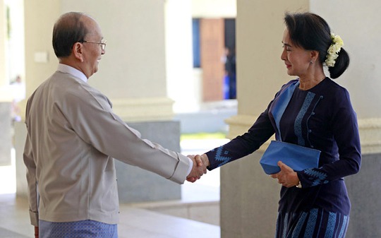 Tổng thống Myanmar Thein Sein tiếp bà Aung San Suu Kyi tại thủ đô Naypyitaw hồi tháng 10-2014 Ảnh: EPA