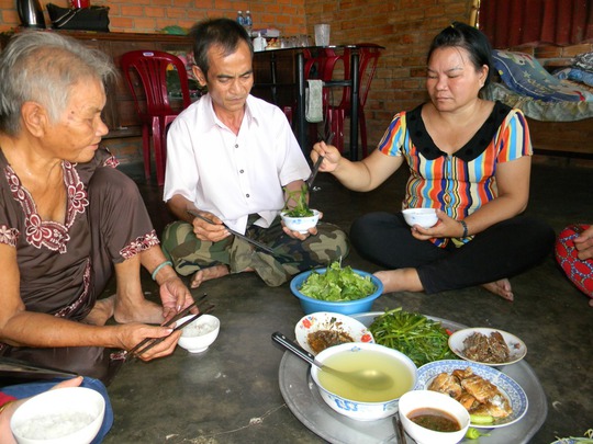 
Bà Cẩm cần thận chăm sóc chồng
