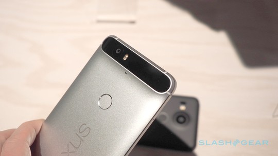Nexus 6P có thiết kế cụm camera sau khác biệt, hỗ trợ lấy nét nhanh bằng laser.
