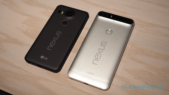 Nexus 6P (trắng) trang bị chíp Snapdragon 810, RAM 3 GB cùng tùy chọn bộ nhớ trong 32, 64 và 128 GB.